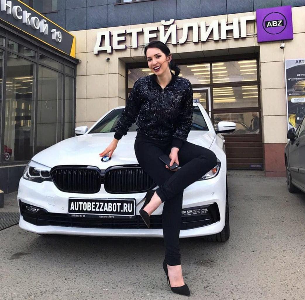 Фото Щит для автомобиля ведущей «Shit и Меч» телеканала “Пятница” (BMW 520D G30 2018)