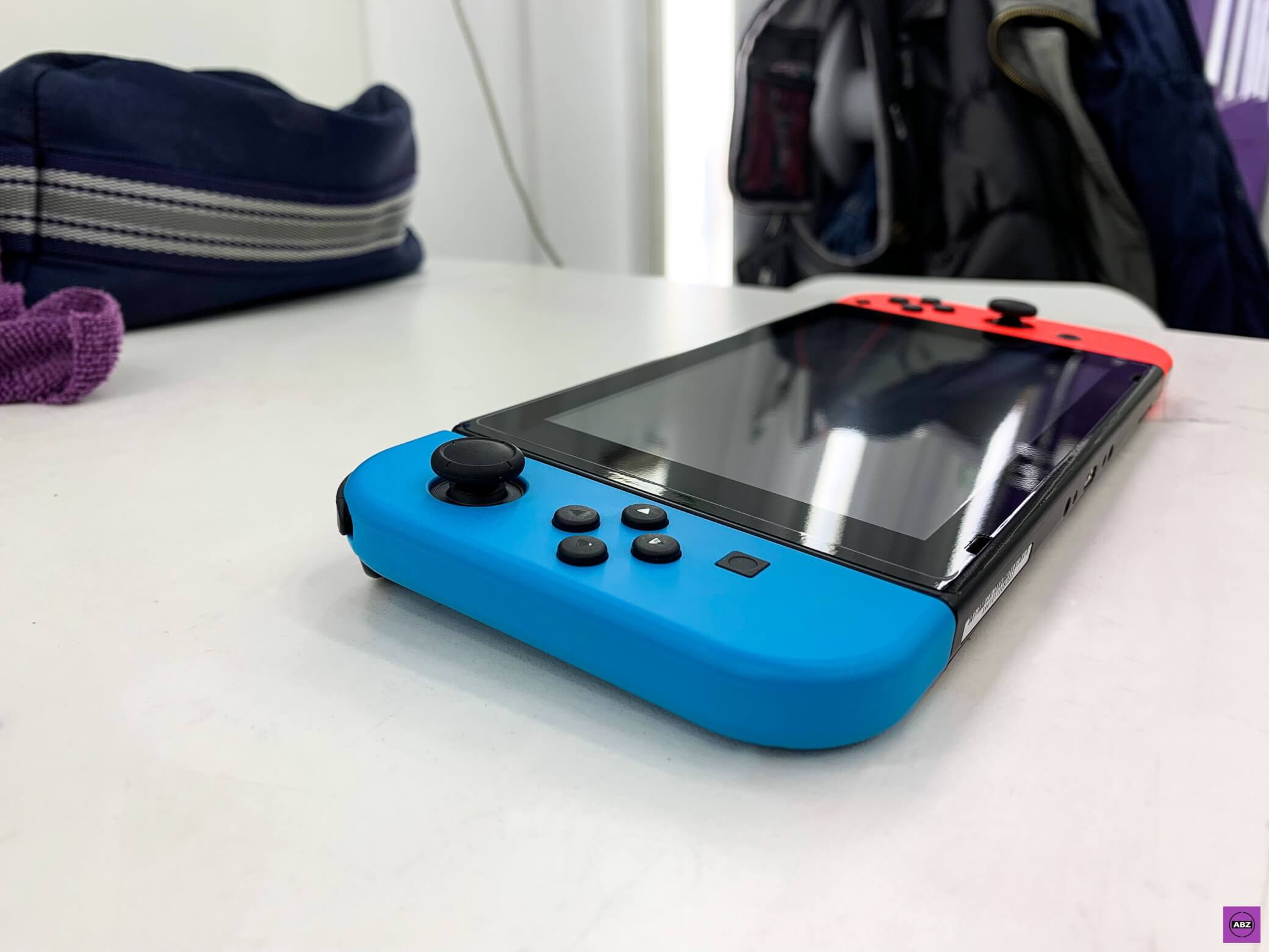 Фото Nintendo Switch под антигравийной пленкой. С игрой по жизни