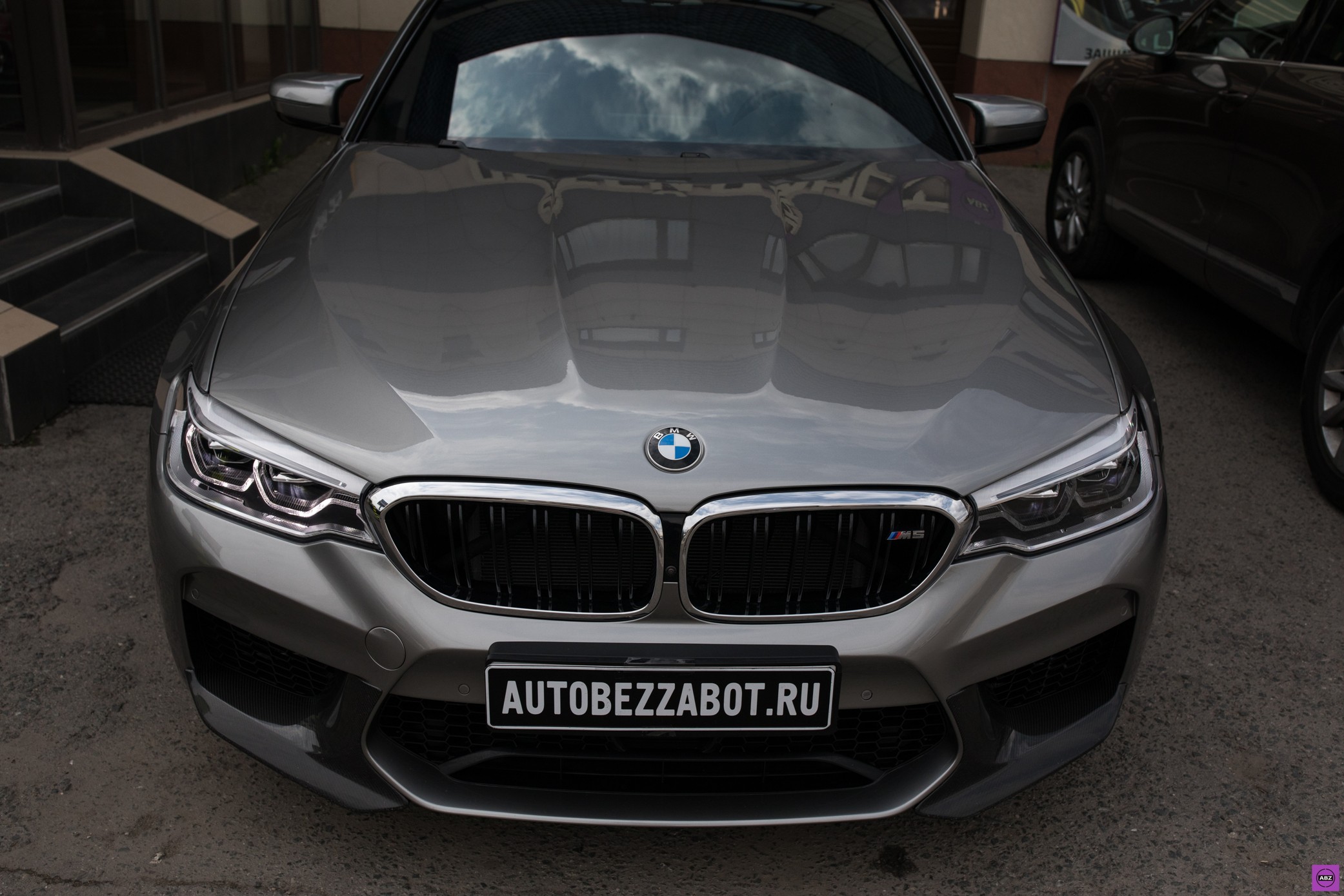 Фото BMW M5 — восстановленные фары и защита передней части спорткара
