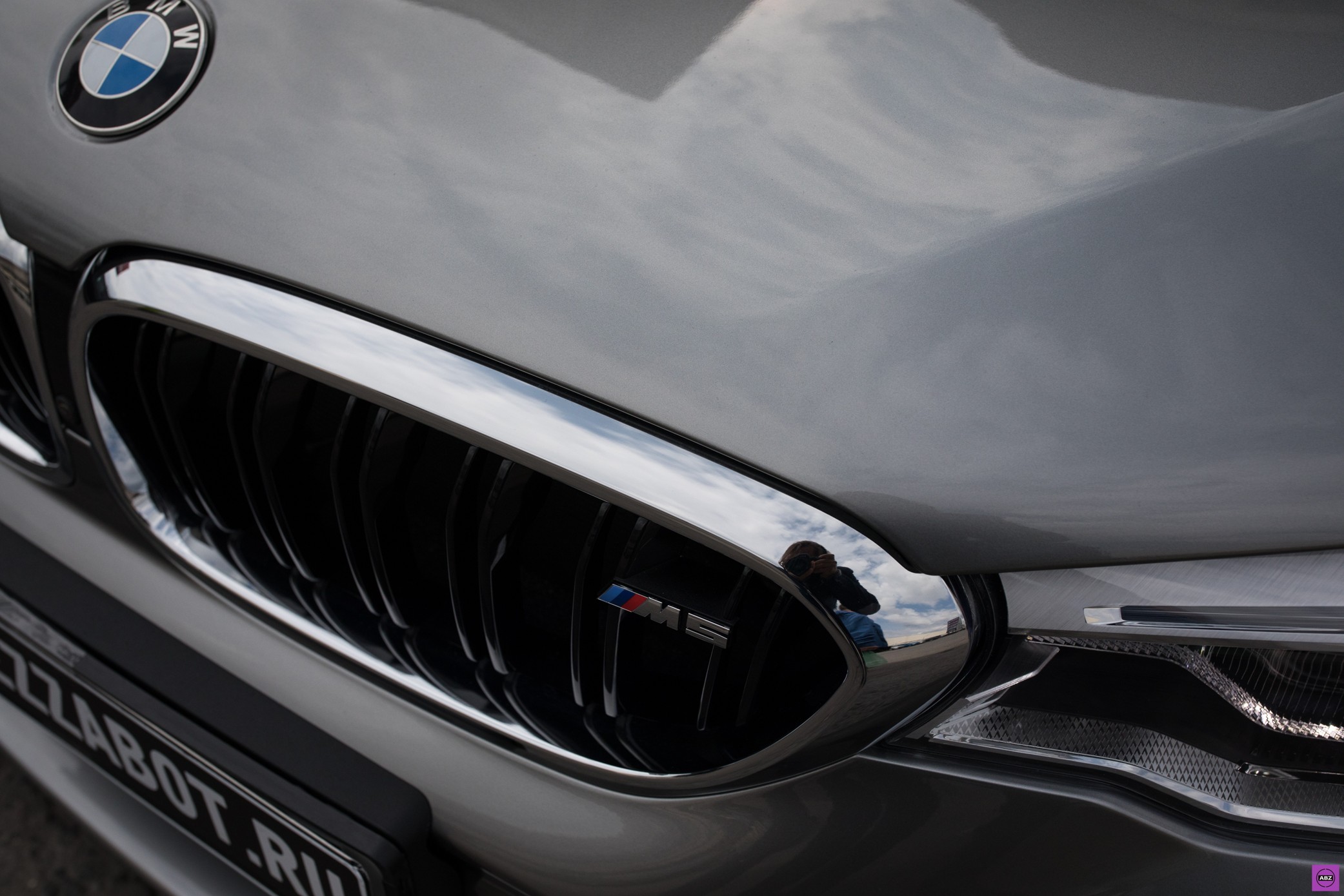 Фото BMW M5 — восстановленные фары и защита передней части спорткара