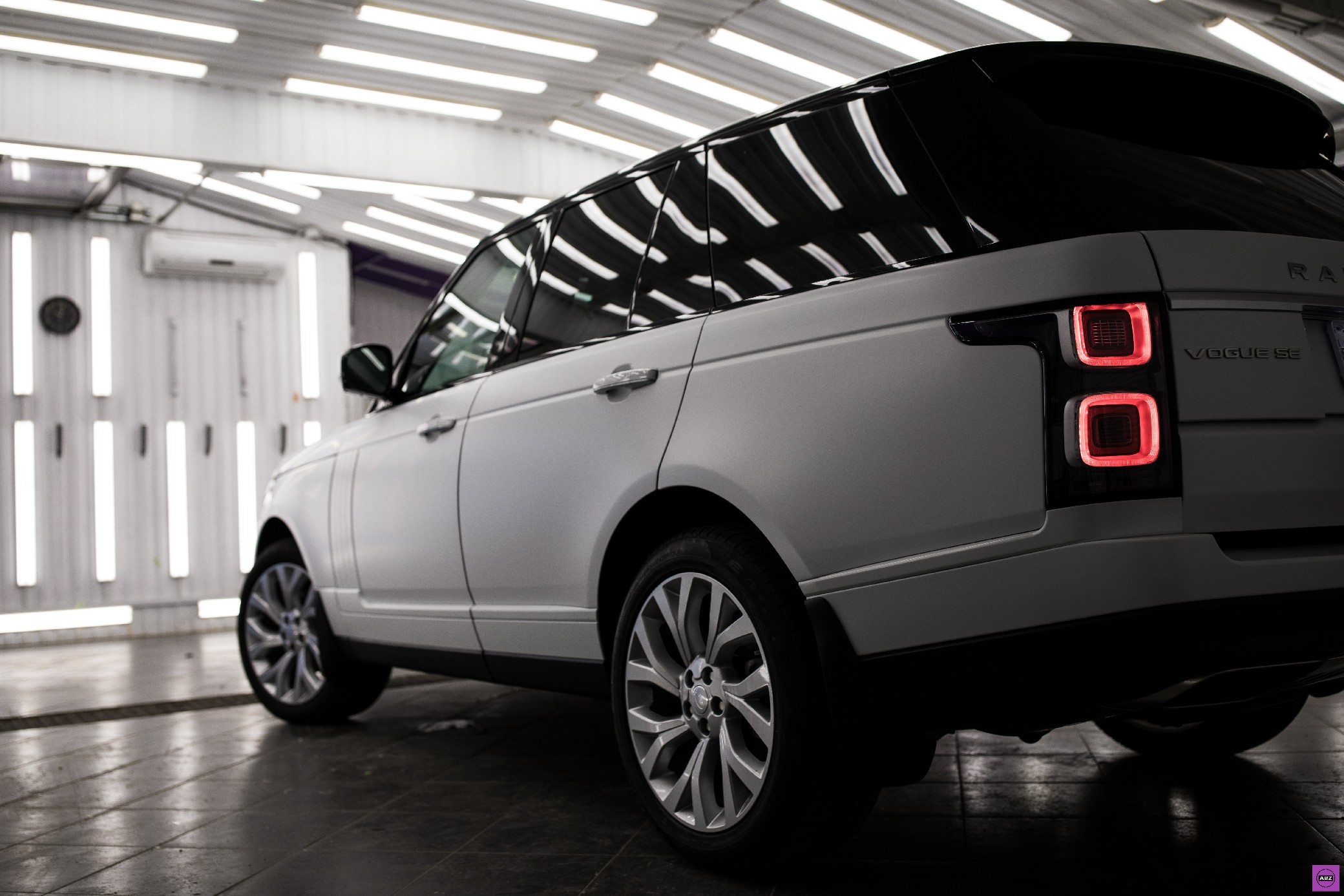 Фото Range Rover Vogue SE — идеальное сочетание матового и черного глянцевого полиуретана