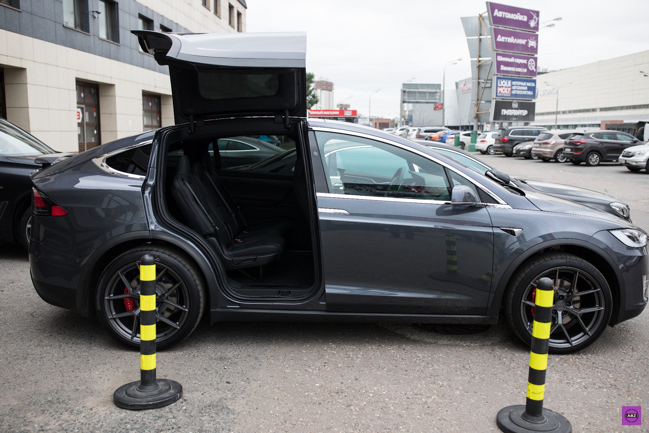 Фото Tesla Model Х с крыльями сокола защищена полиуретаном и керамикой в “АвтоБезЗабот”