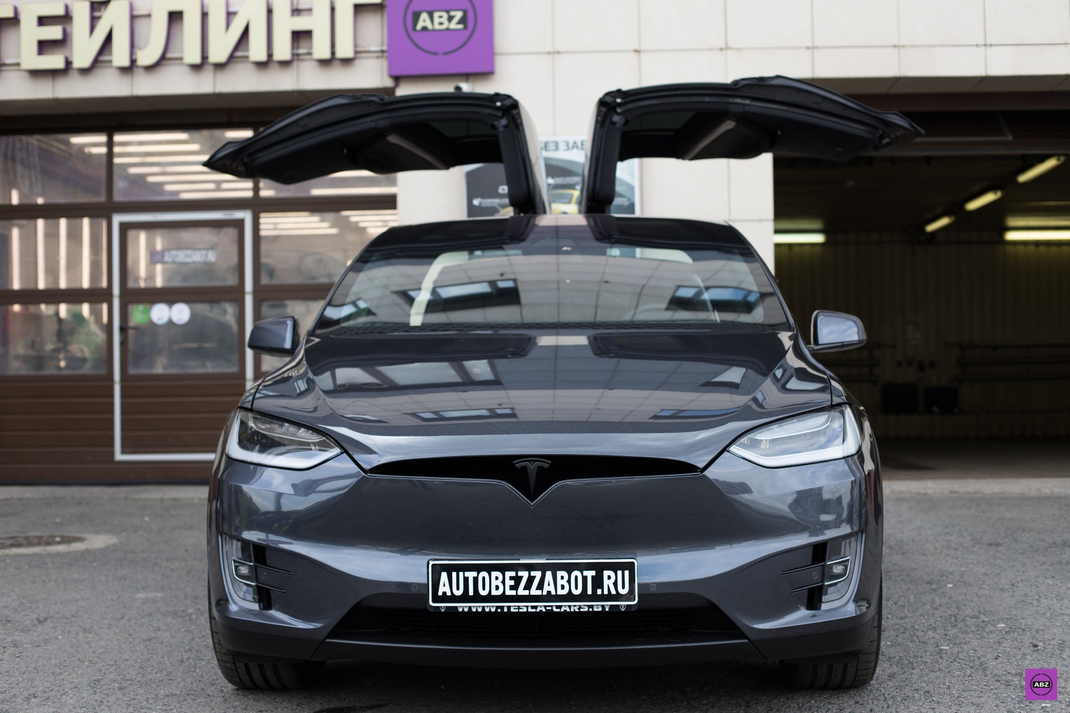 Tesla Model Х с крыльями сокола защищена полиуретаном и керамикой в  “АвтоБезЗабот”