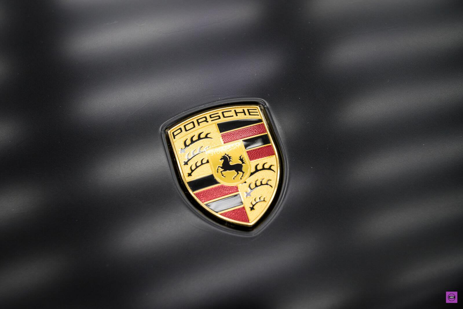 Фото Чёрный Porsche Macan над надежной защитой матового полиуретана LLumar Matt