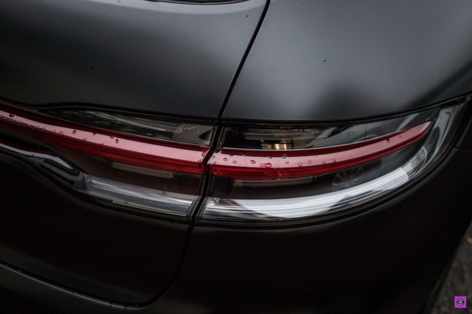 Фото Чёрный Porsche Macan над надежной защитой матового полиуретана LLumar Matt