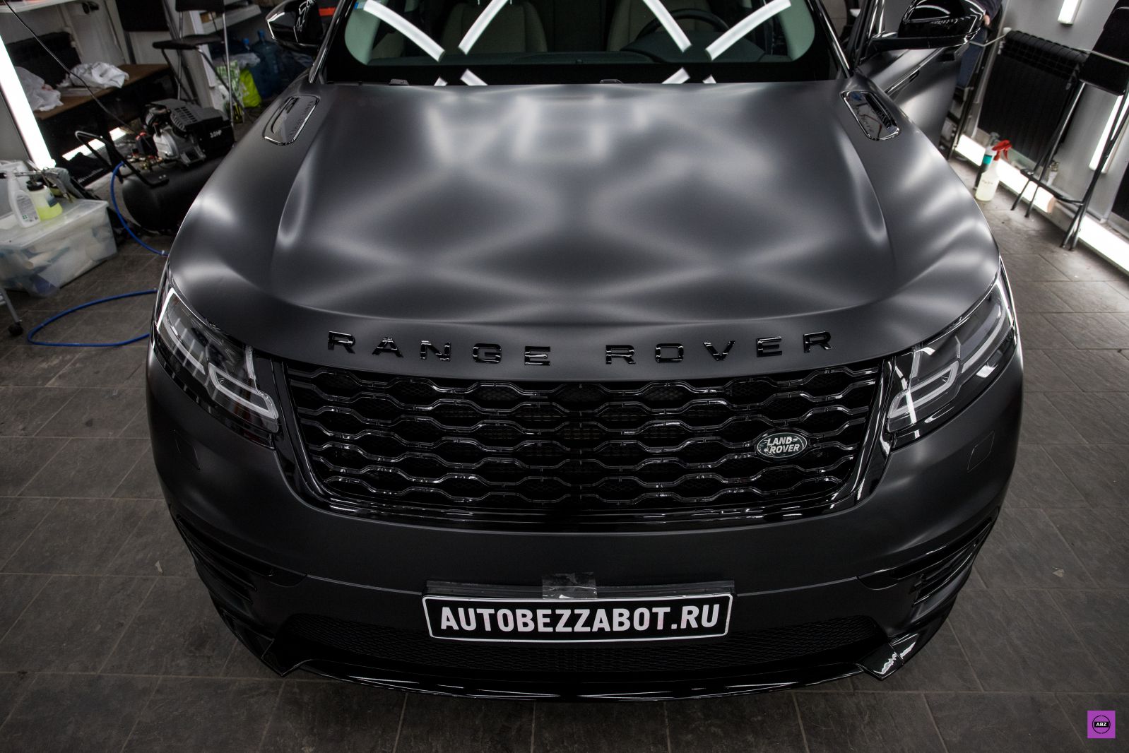 Фото Range Rover Velar из металлика в мат