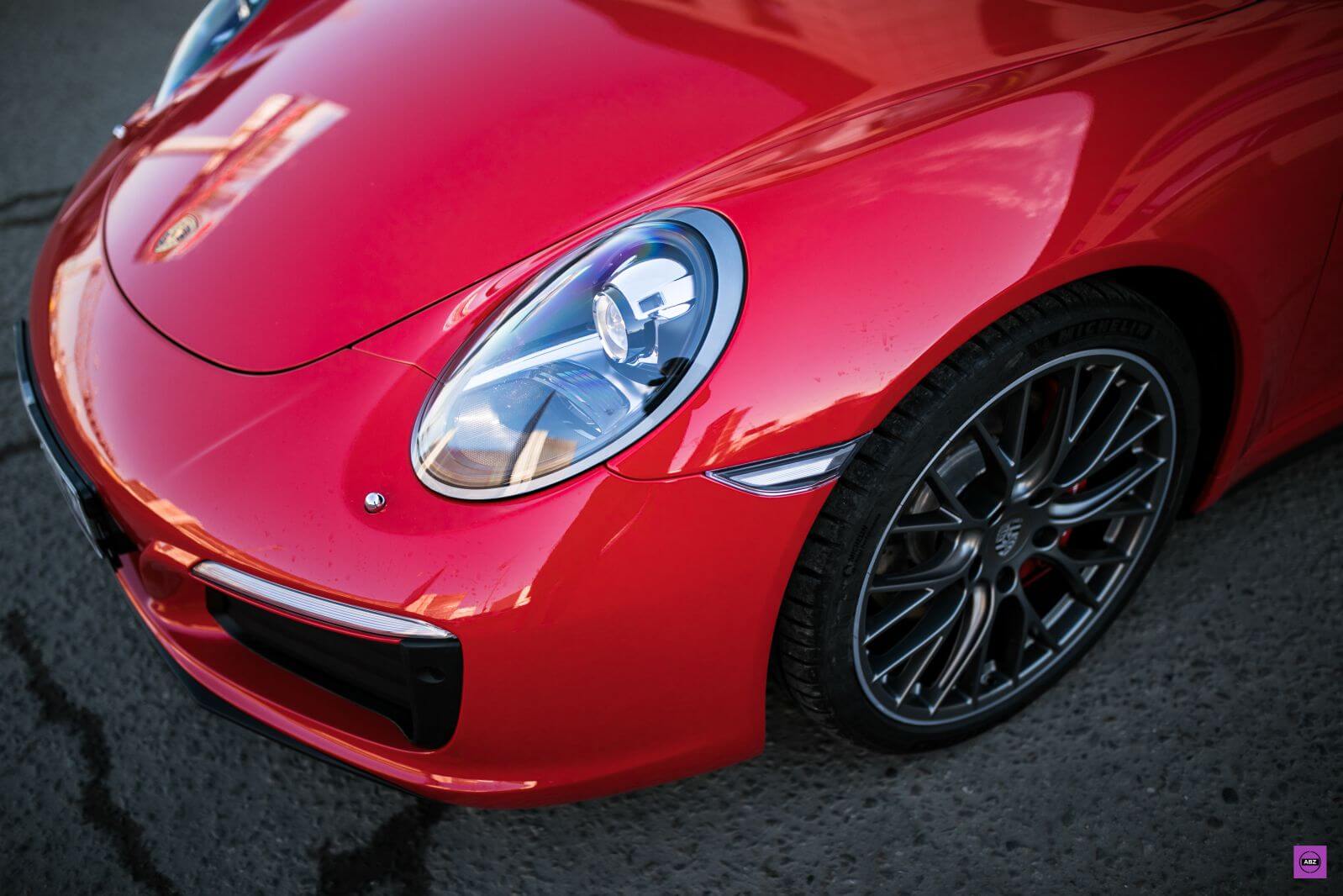Фото Красный Porsche 911 Carrera 4S под надежной защитой полиуретана и ClearPlex