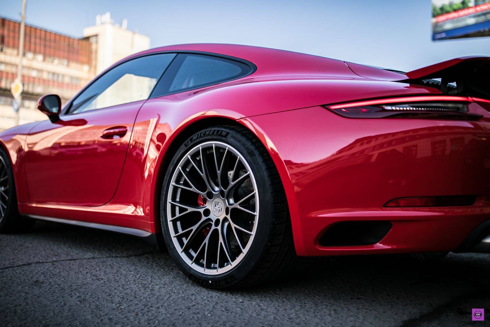 Фото Красный Porsche 911 Carrera 4S под надежной защитой полиуретана и ClearPlex