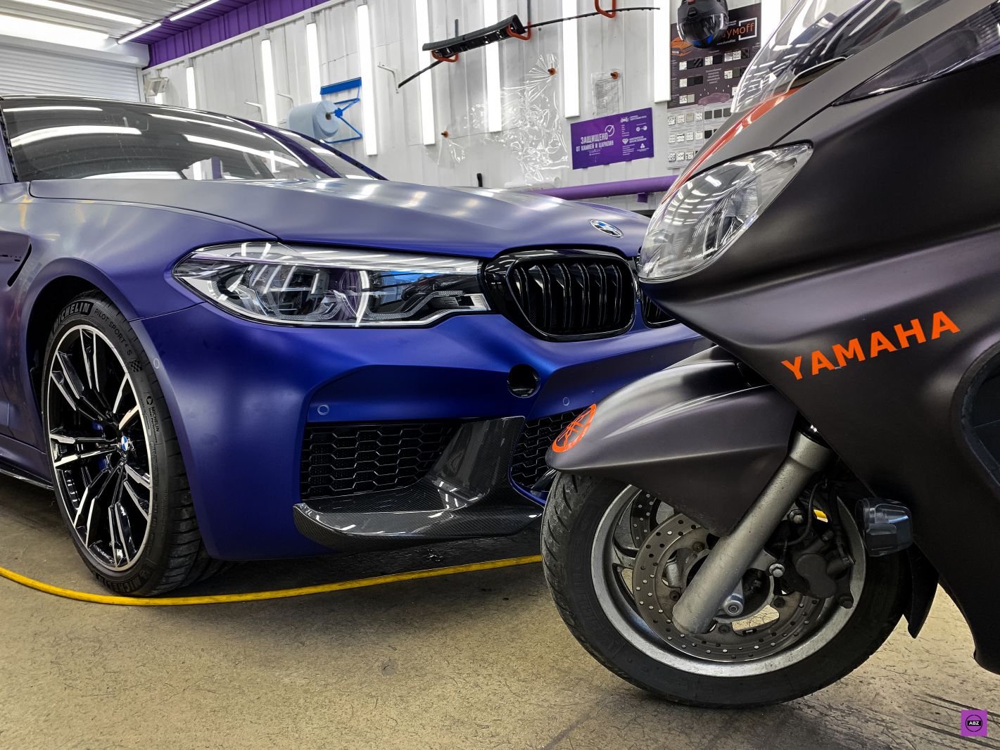 Фото Синий BMW M5 Competition в матовом SunTek
