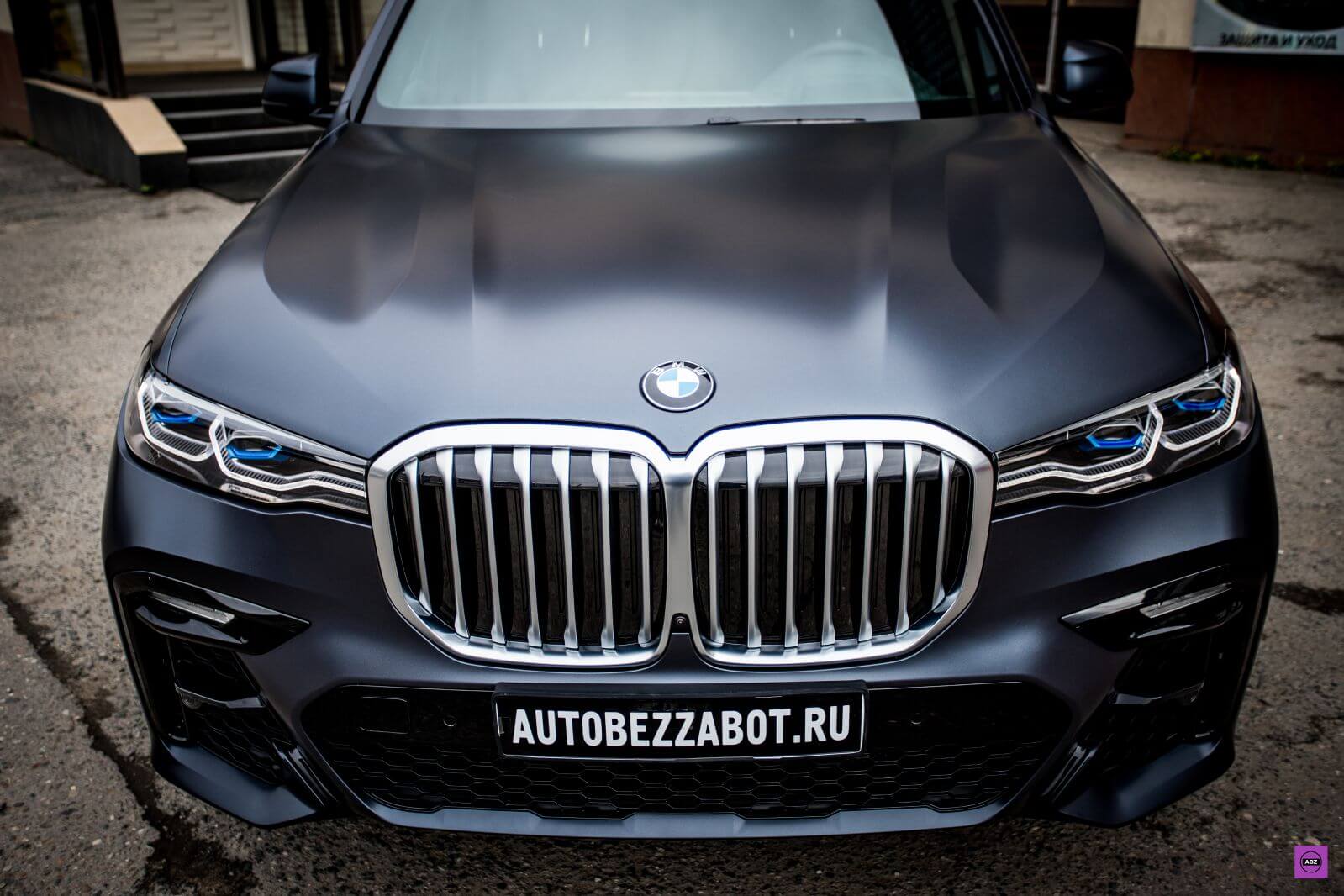 Фото BMW X7 в матовом полиуретане: от дилера в детейлинг-центр