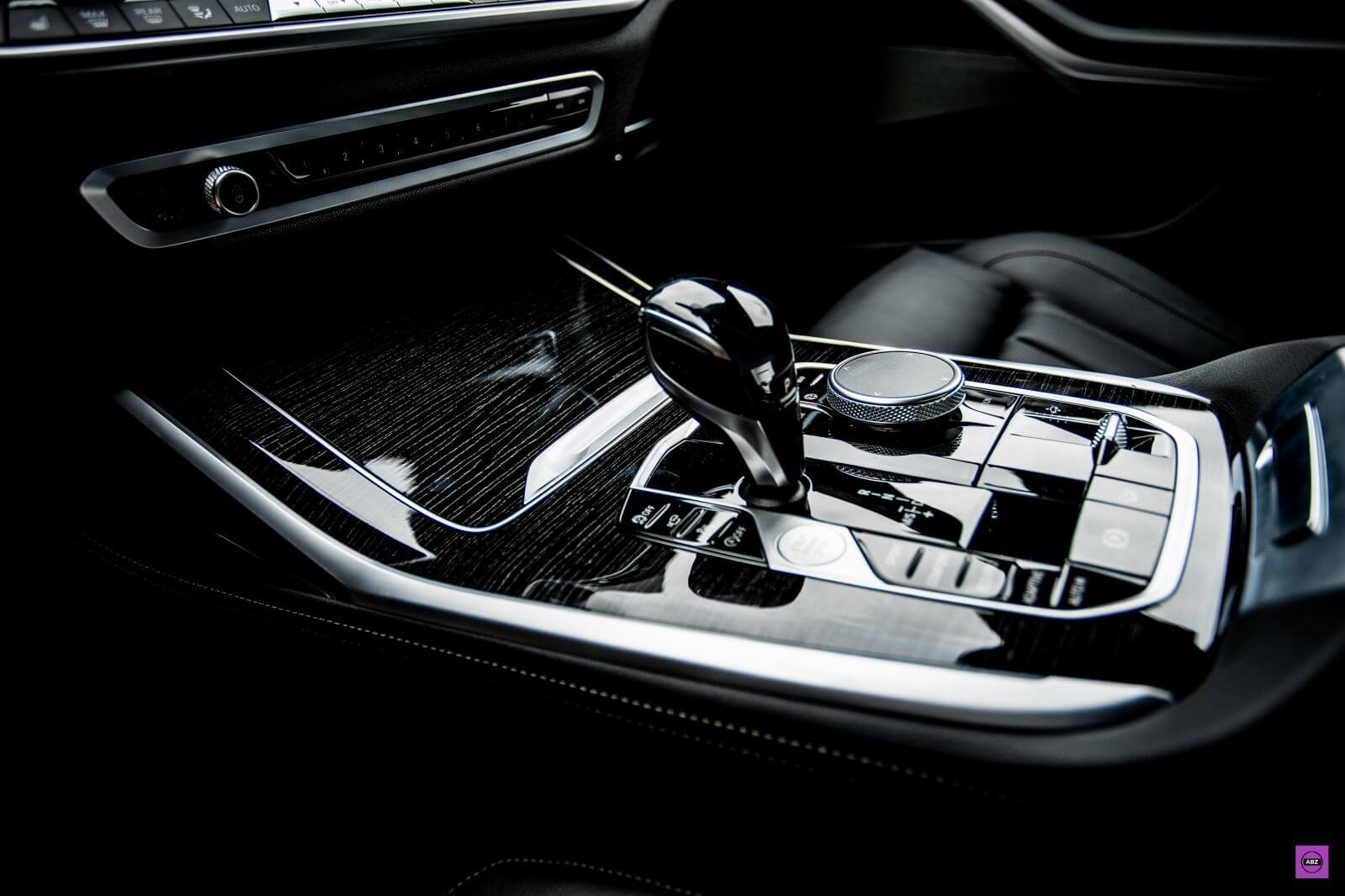 Фото BMW X7 в матовом полиуретане: от дилера в детейлинг-центр