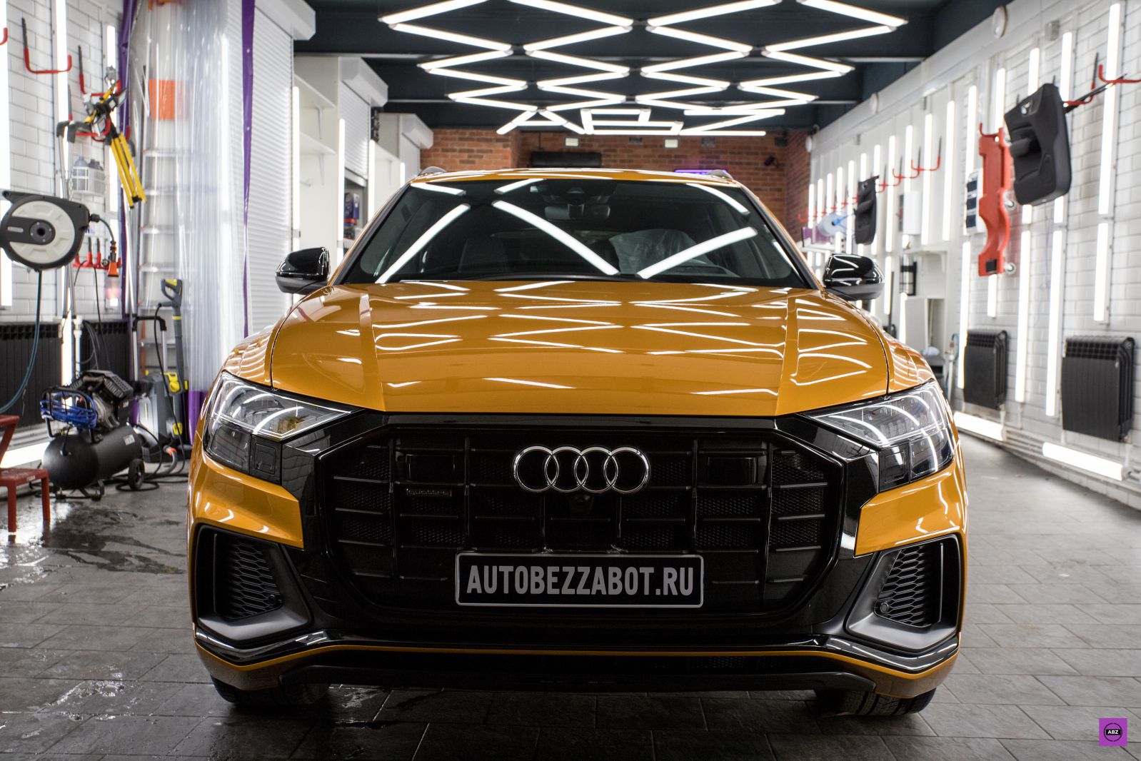 Фото Яркий “апельсин” Audi Q8 под глянцевым Llumar Platinum