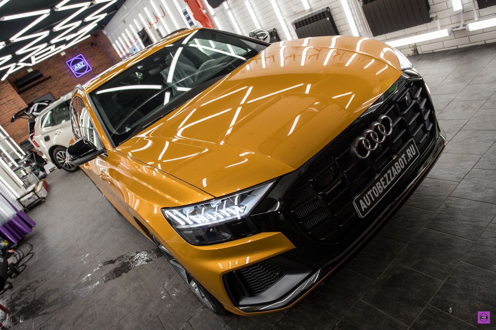 Фото Яркий “апельсин” Audi Q8 под глянцевым Llumar Platinum