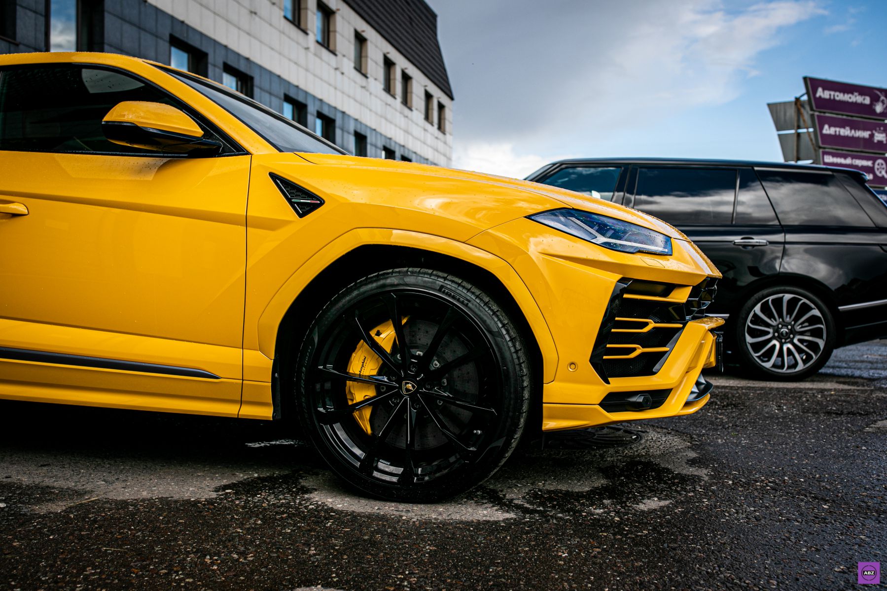 Фото Желтый Lamborghini Urus оклеен пленкой не в АБЗ