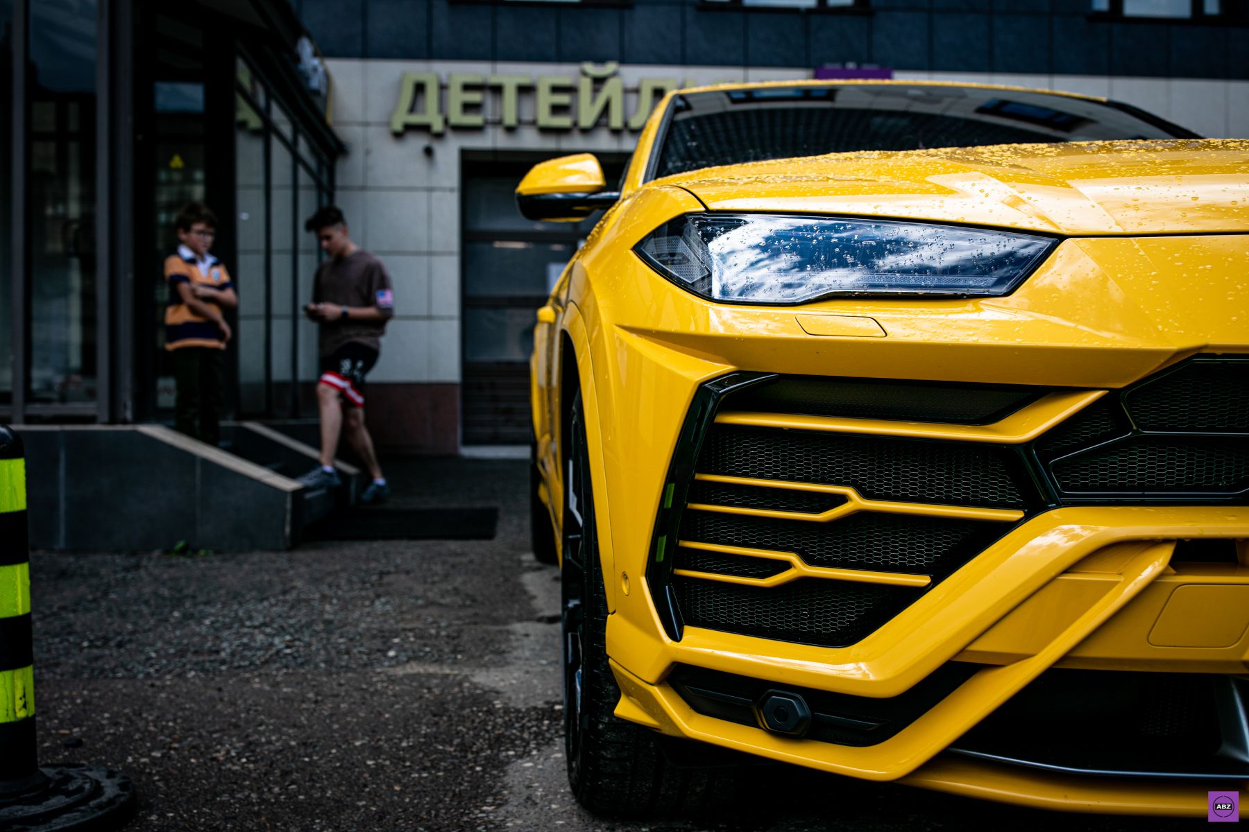 Фото Желтый Lamborghini Urus оклеен пленкой не в АБЗ
