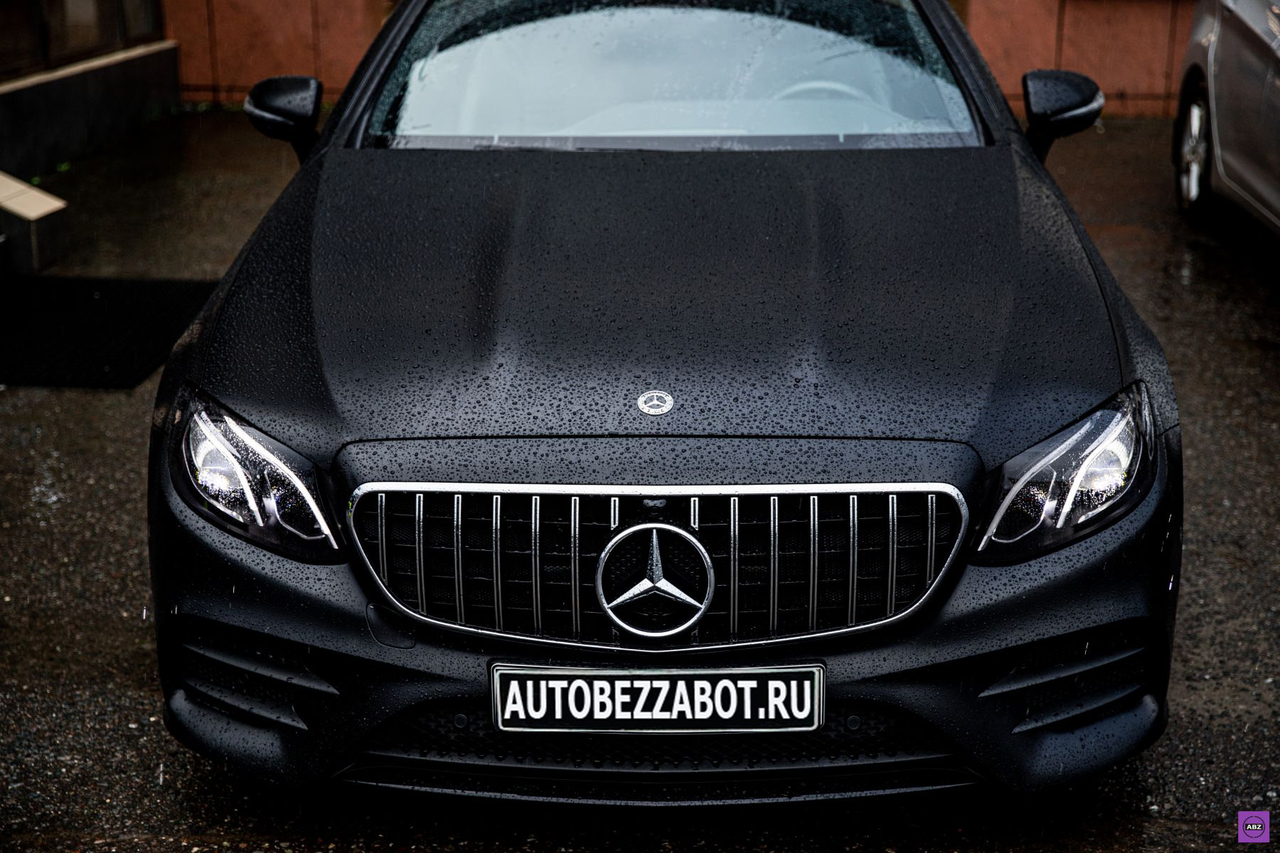 Фото Mercedes-Benz E300 Coupe был черный глянцевый, а стал матовым