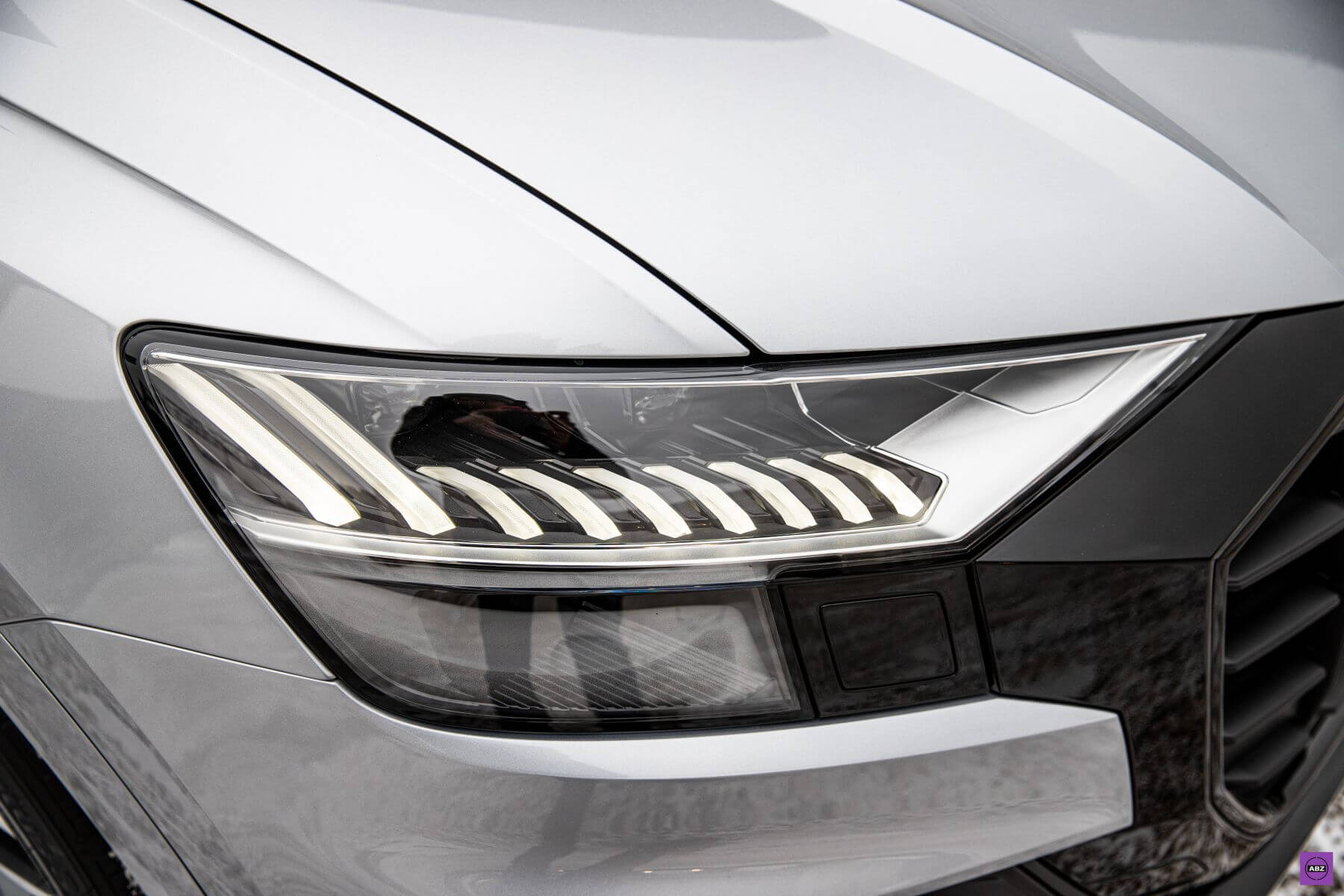 Фото Серебристый Audi Q8 под матовым полиуретаном Llumar и керамикой