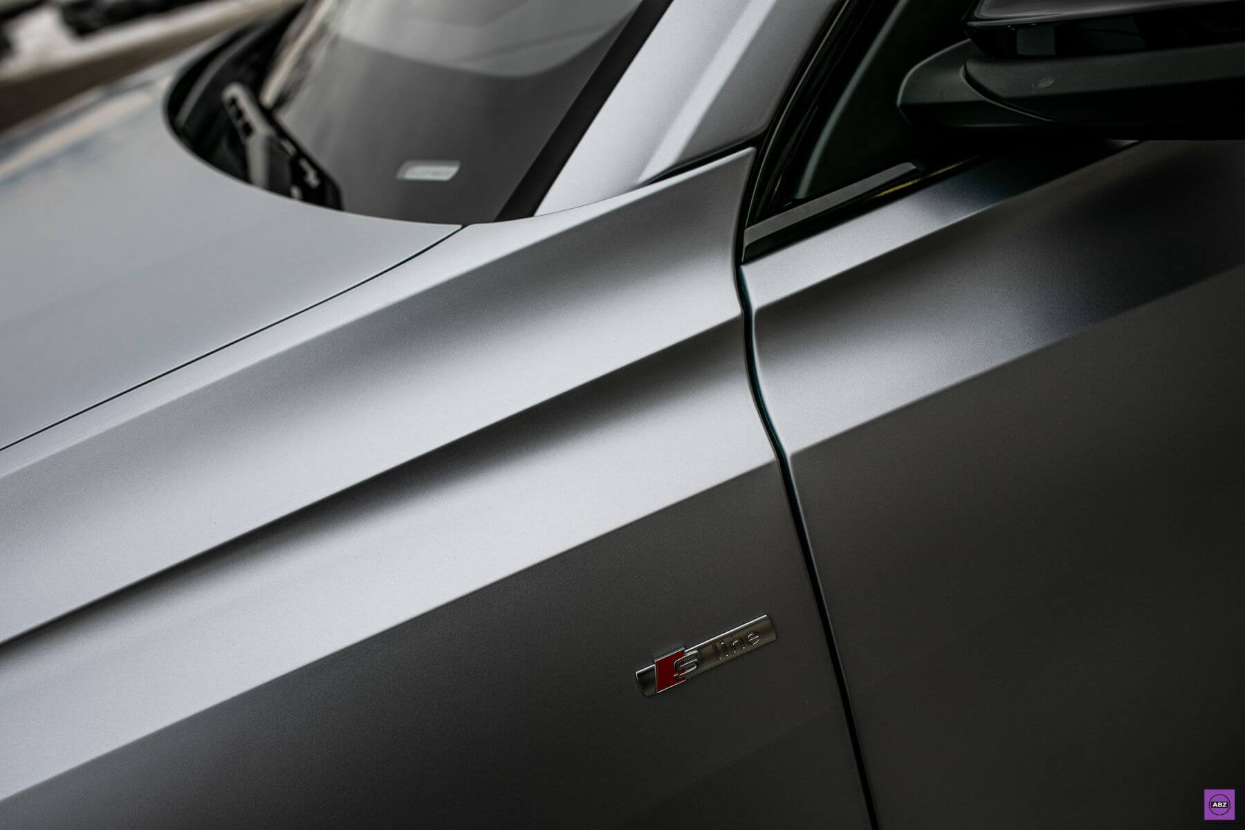 Фото Серебристый Audi Q8 под матовым полиуретаном Llumar и керамикой