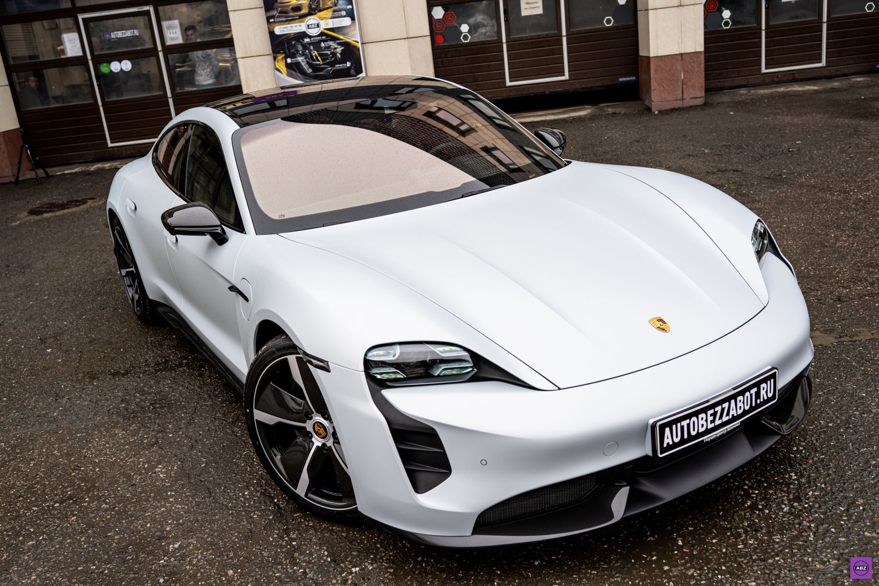 Каково белого цвета. Porsche Taycan White. Тайкан белый. Порше Тайкан электро белый. Porsche Taycan в пленке.