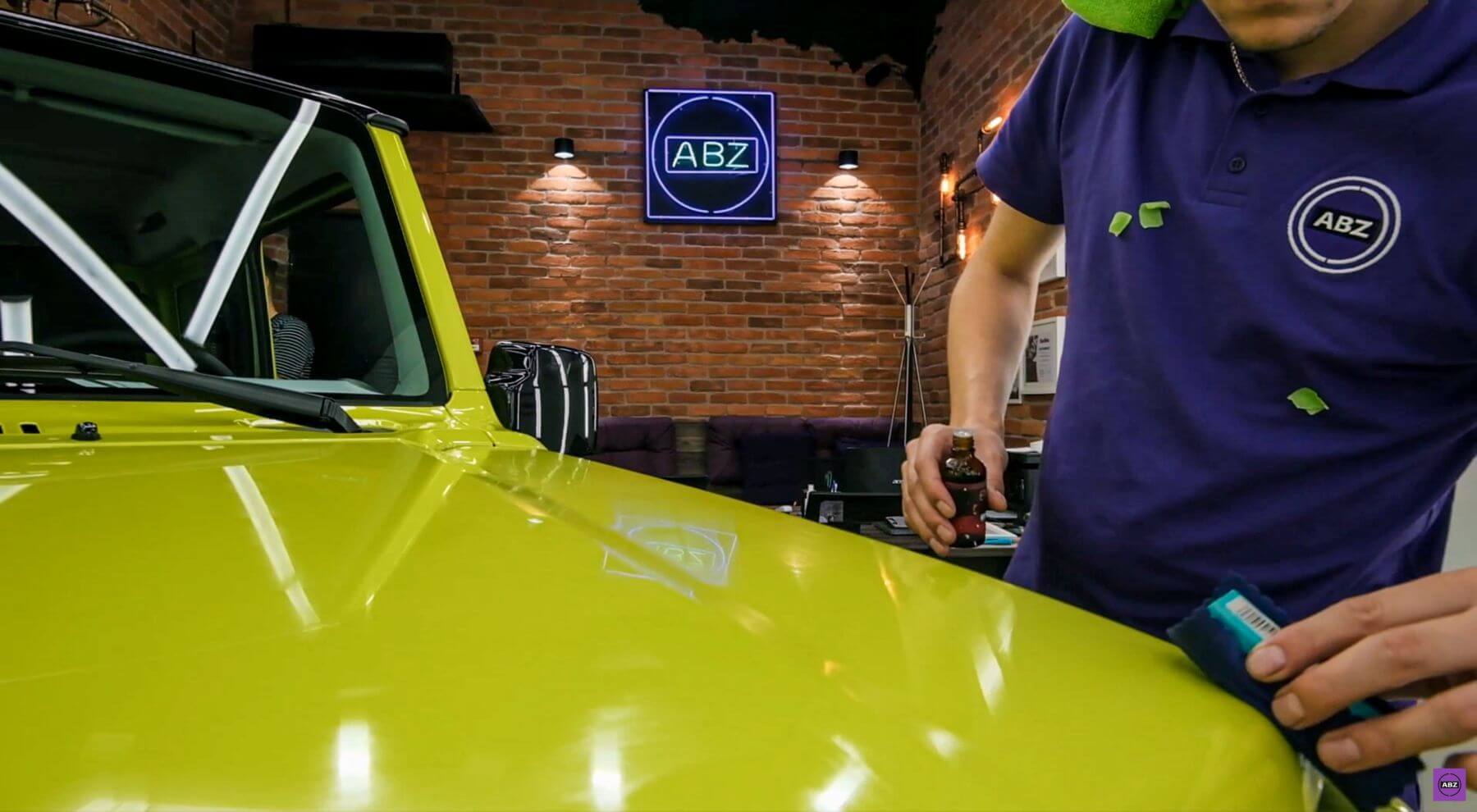 Фото Салатовый Suzuki Jimny под защитой полиуретана без стыков и разрезов