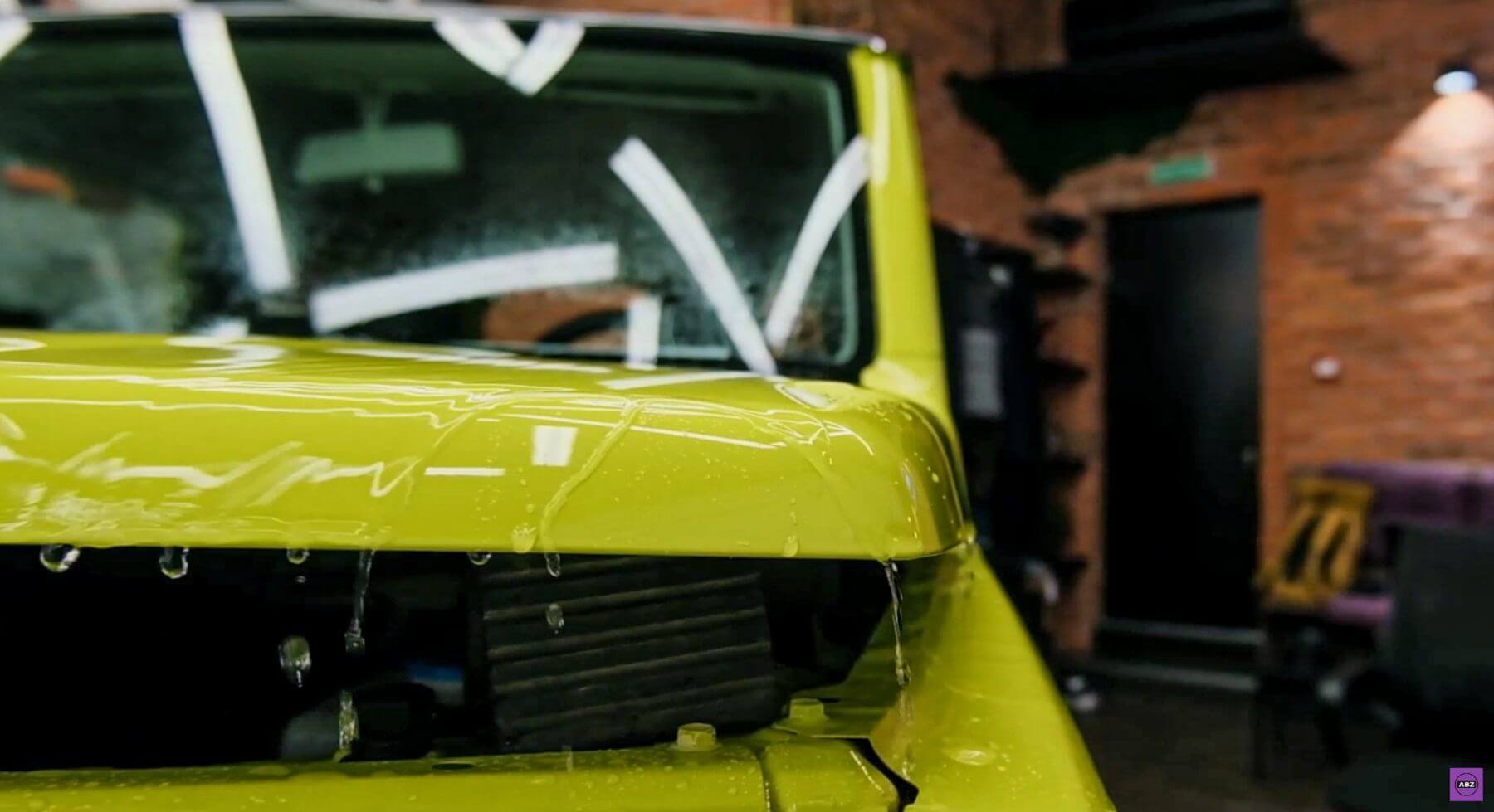 Фото Салатовый Suzuki Jimny под защитой полиуретана без стыков и разрезов