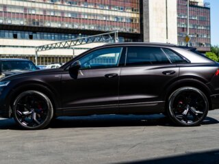 eksklyuzivnyj tyuning i zashhita audi q8 black cherry matovym poliuretanom 9