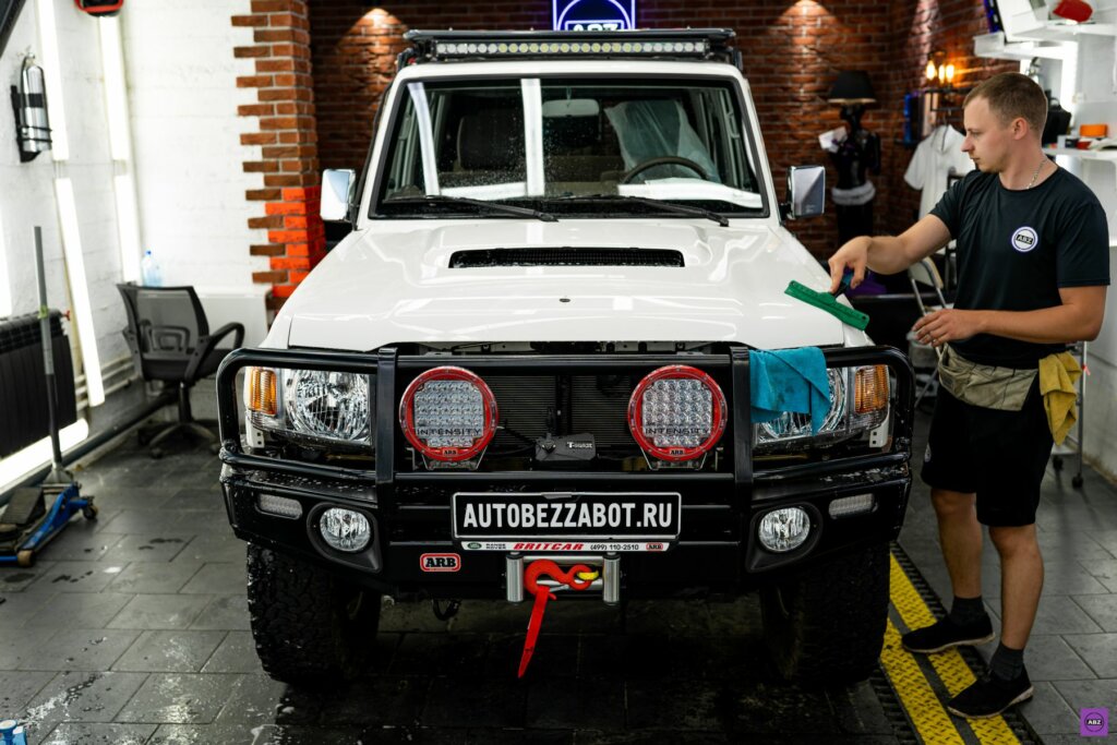 Оклейка Toyota Land Cruiser плёнкой: гид 3 оклейка Toyota Land Cruiser плёнкой — Toyota Land Cruiser Белый