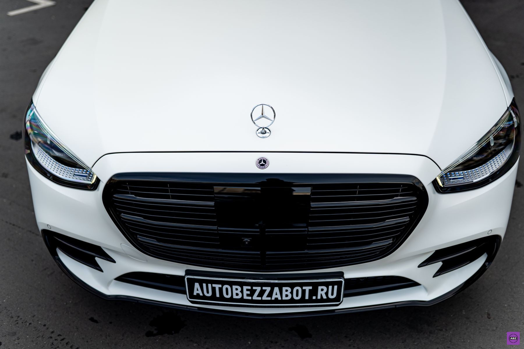 Фото Белый Mercedes-Benz S Class под Llumar Gloss Matt и с полным антихромом