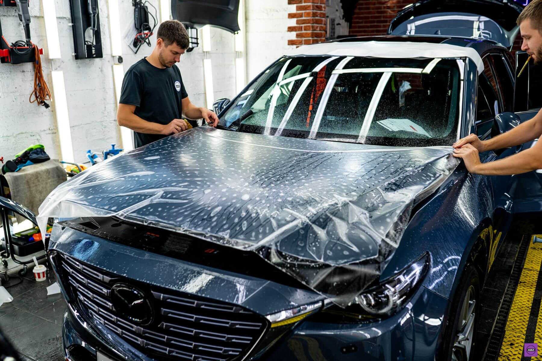Фото Продуманный детейлинг Mazda CX-9: защита кузова, хрома, салона, лобового стекла и шумоизоляция