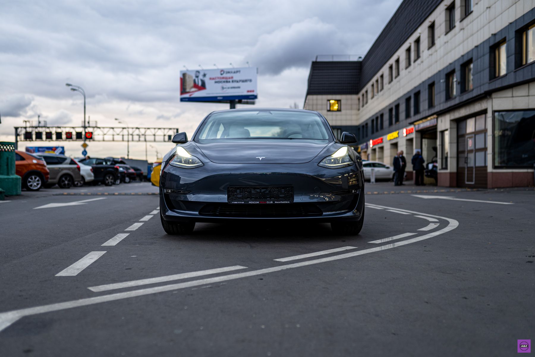 Фото Новая Tesla Model 3 под матовым полиуретаном