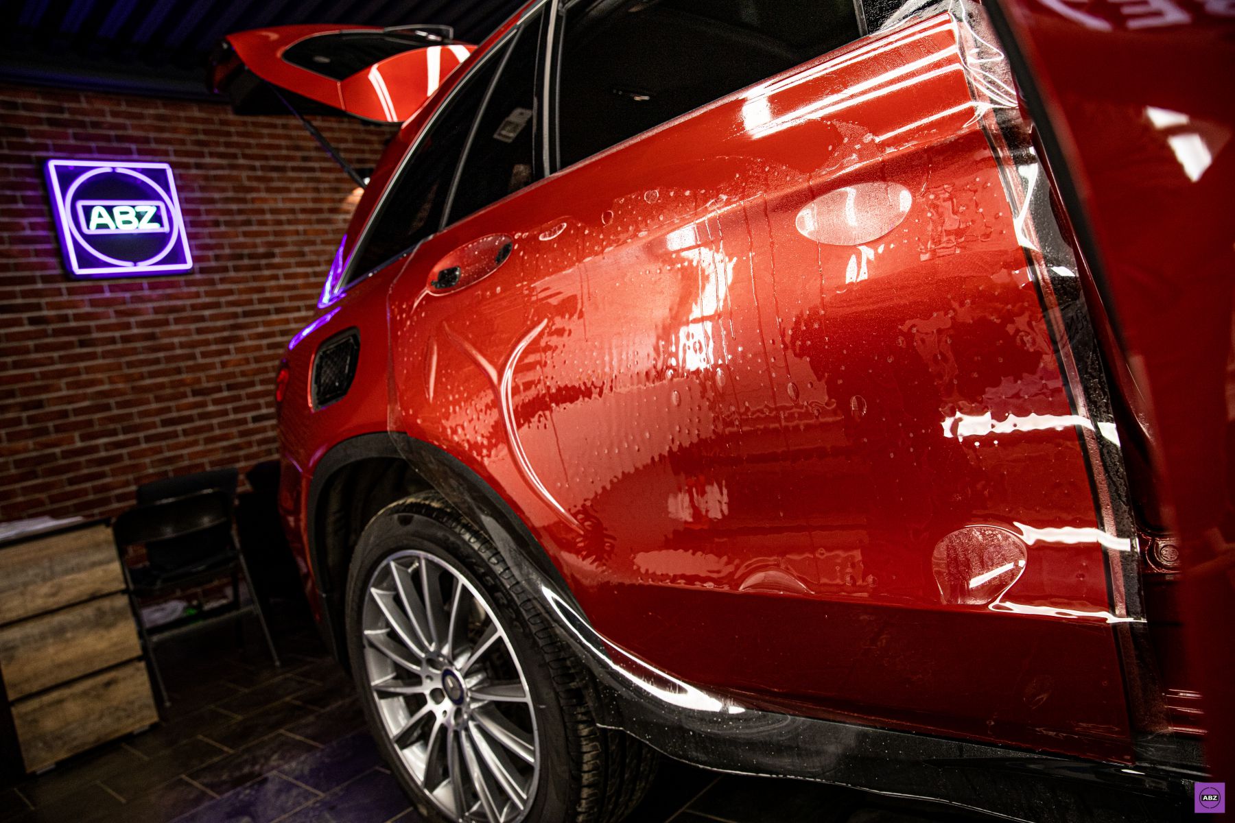 Фото Красный, классный Mercedes-Benz GLC под Llumar Gloss