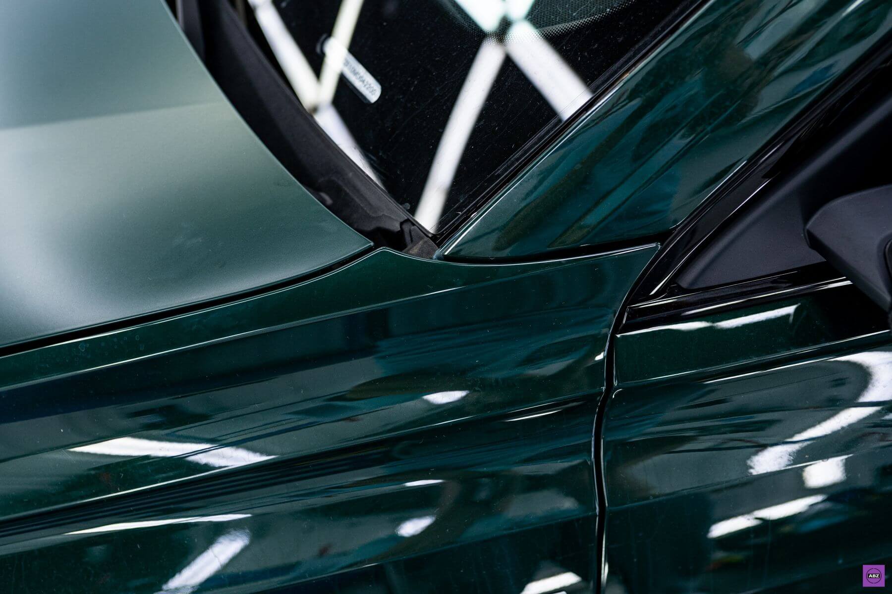 Фото Муки выбора между матовым и глянцевым полиуретаном для Audi Q8 в цвете Deep Green Pearl