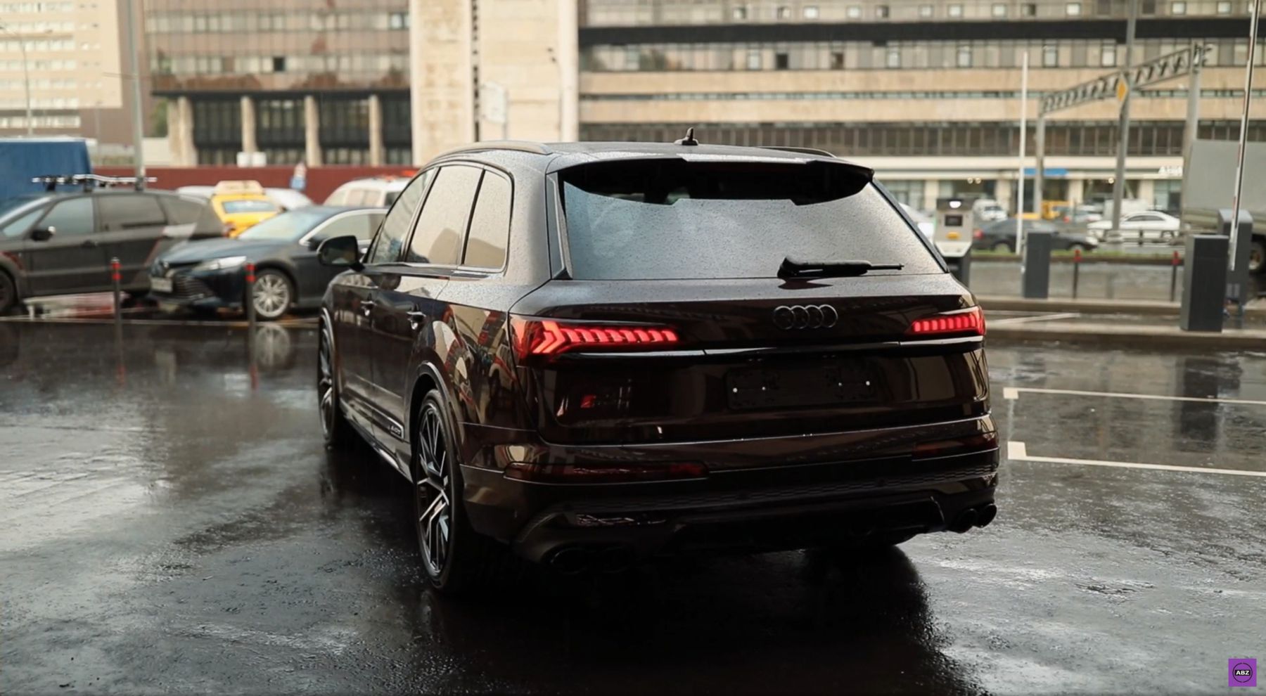 Фото Шоколадный Audi SQ7 под глянцевым Llumar Platinum