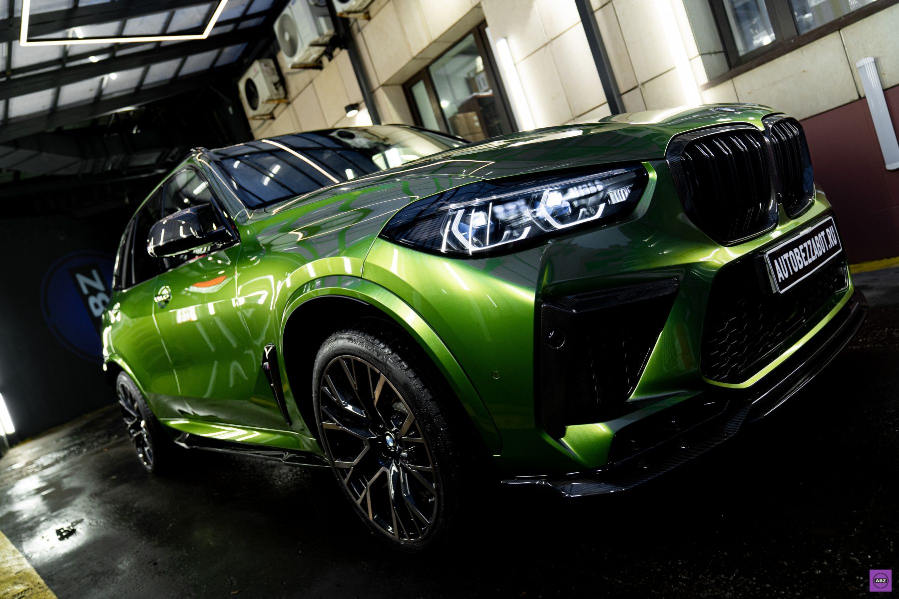 Фото BMW X5M под зеленым винилом Inozetek Metallic Mamba Green