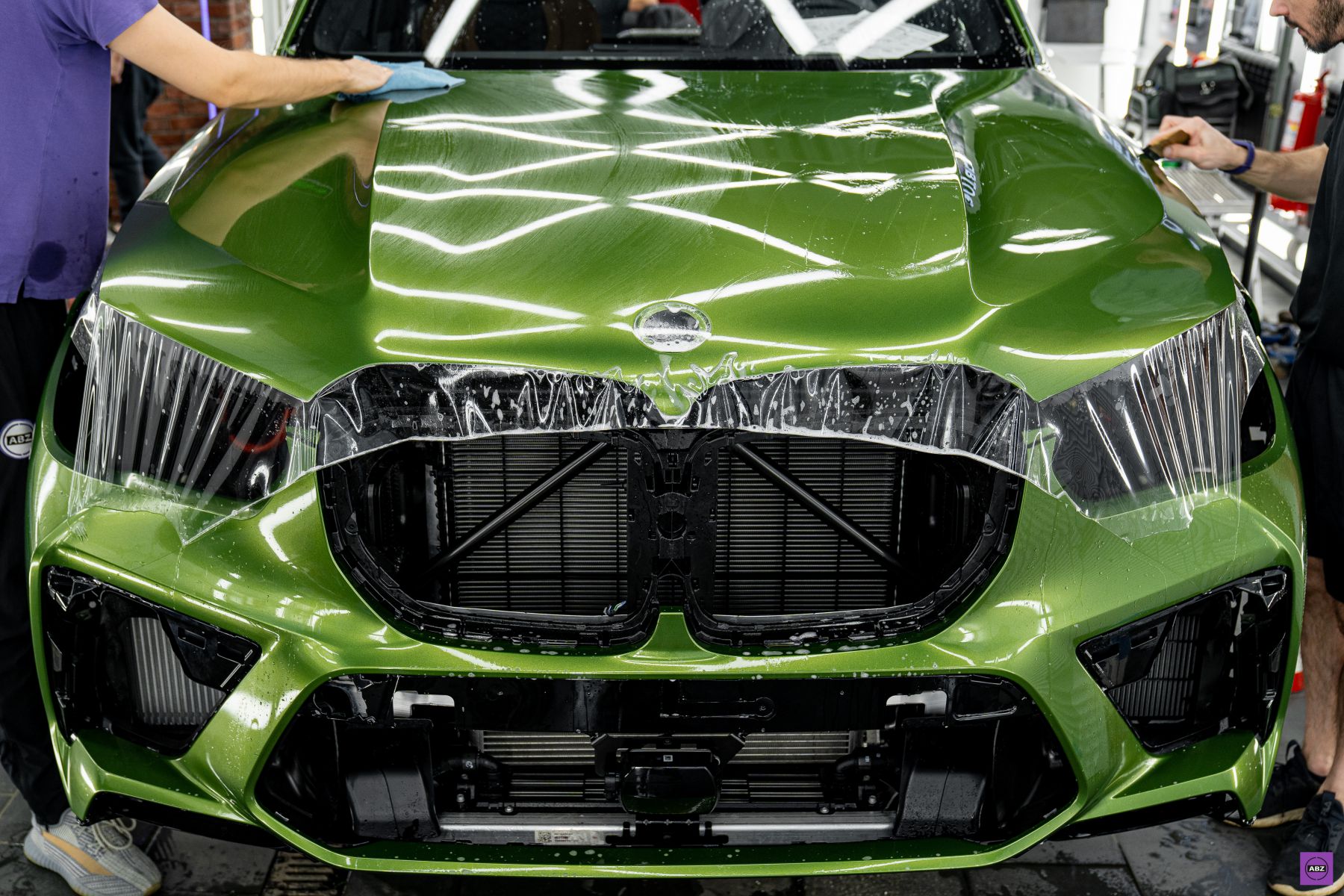 Фото BMW X5M под зеленым винилом Inozetek Metallic Mamba Green