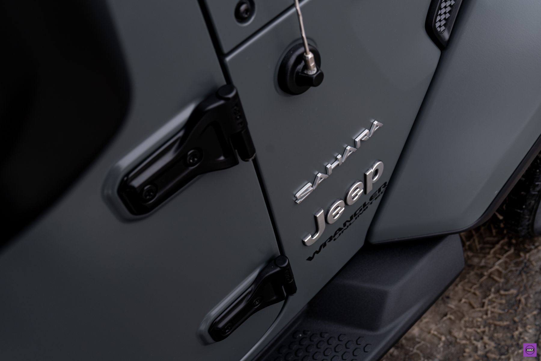 Фото Jeep Wrangler Unlimited – из заурядного серого в виниловый Elephant Grey, защищенный матовой Llumar