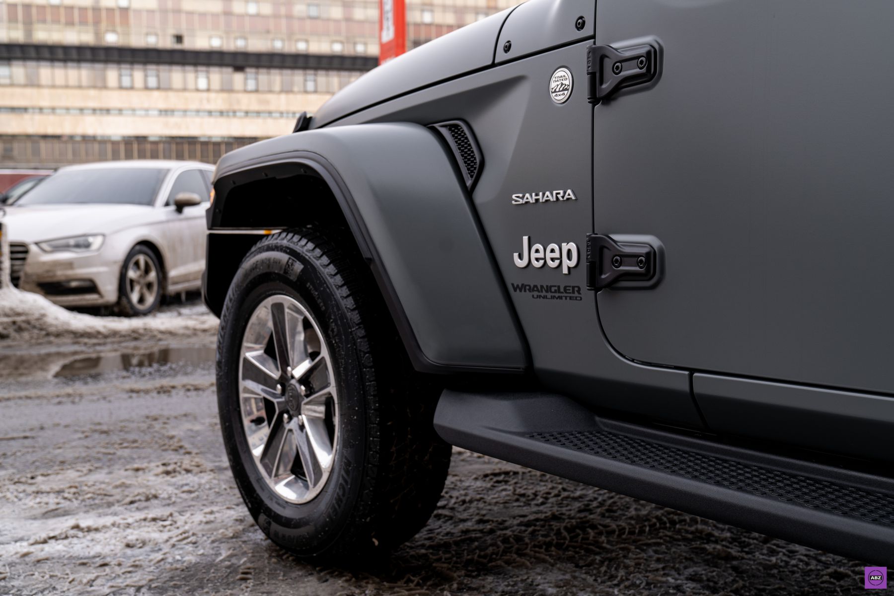 Фото Jeep Wrangler Unlimited – из заурядного серого в виниловый Elephant Grey, защищенный матовой Llumar