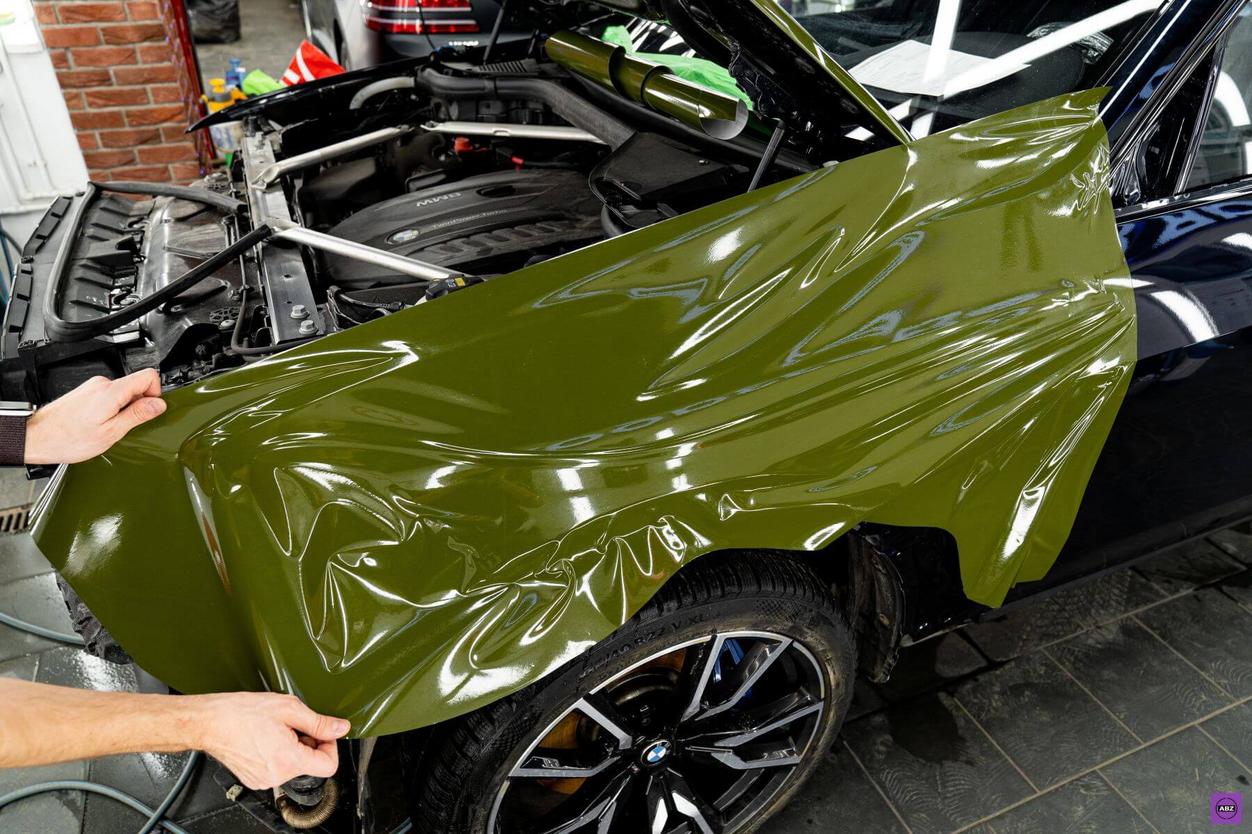 Фото Oracal Force Green на BMW X7 – зеленая сила винила, помещенная в полиуретан
