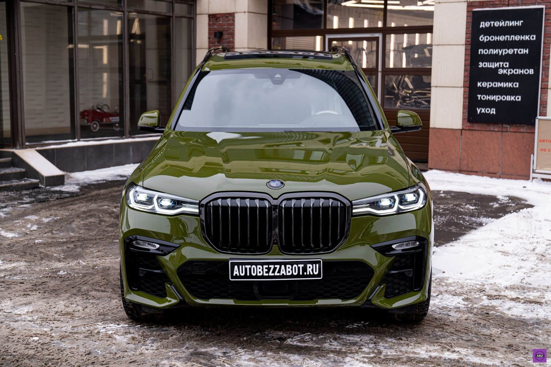 Фото Oracal Force Green на BMW X7 – зеленая сила винила, помещенная в полиуретан