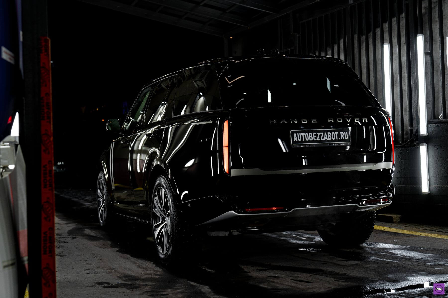 Фото Range Rover Autobiography 2023 года под защитой Llumar Gloss с участием Llumar Platinum Matte
