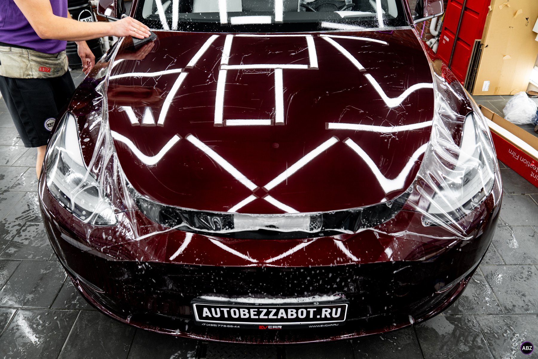 Фото Потрясающая Tesla Model Y Midnight Cherry Red в двойной защите глянцевого Llumar Gloss и керамики