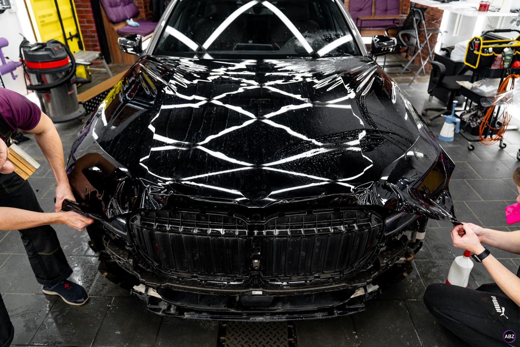 Фото Преображение BMW 7: от серого до роскошного черного