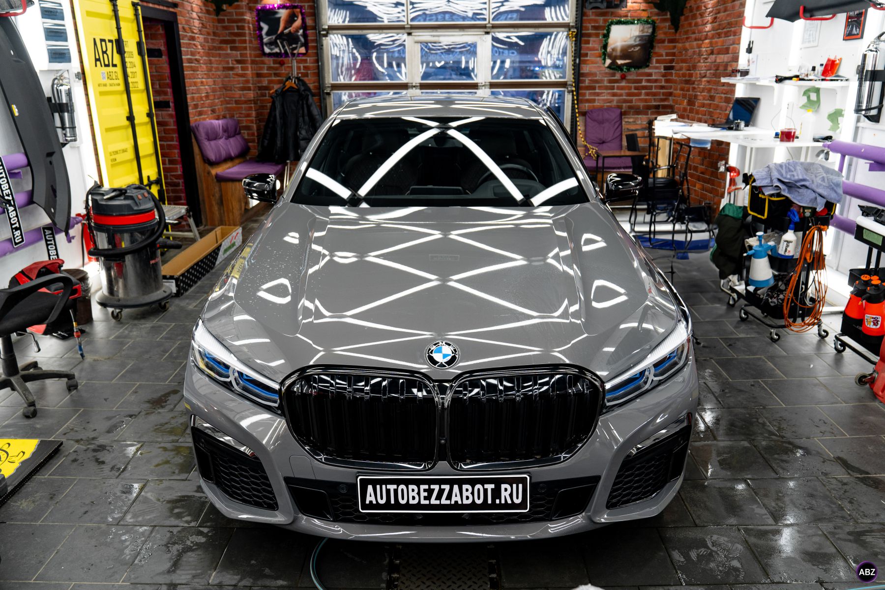 Фото Преображение BMW 7: от серого до роскошного черного