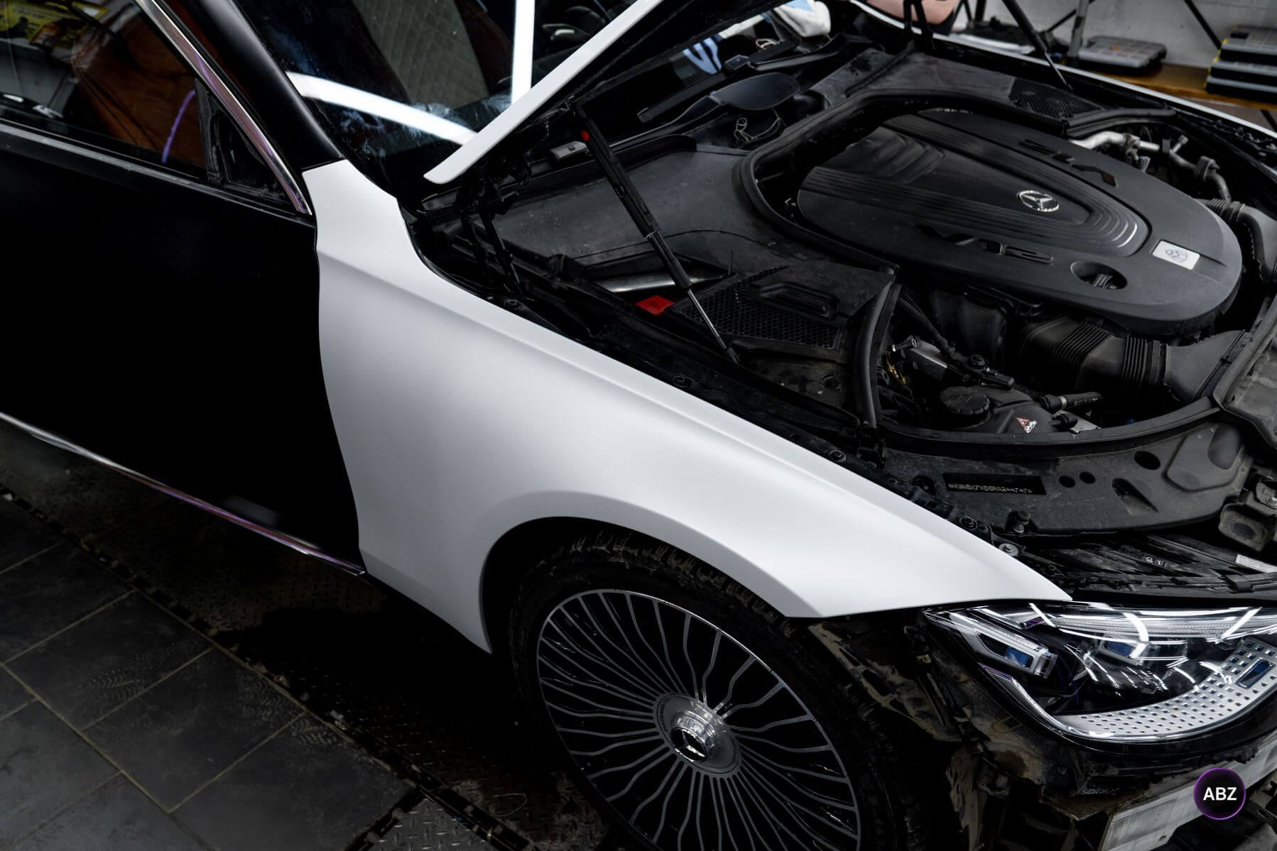 Фото Цветной полиуретан и никакой покраски: свежий образ для Mercedes-Maybach