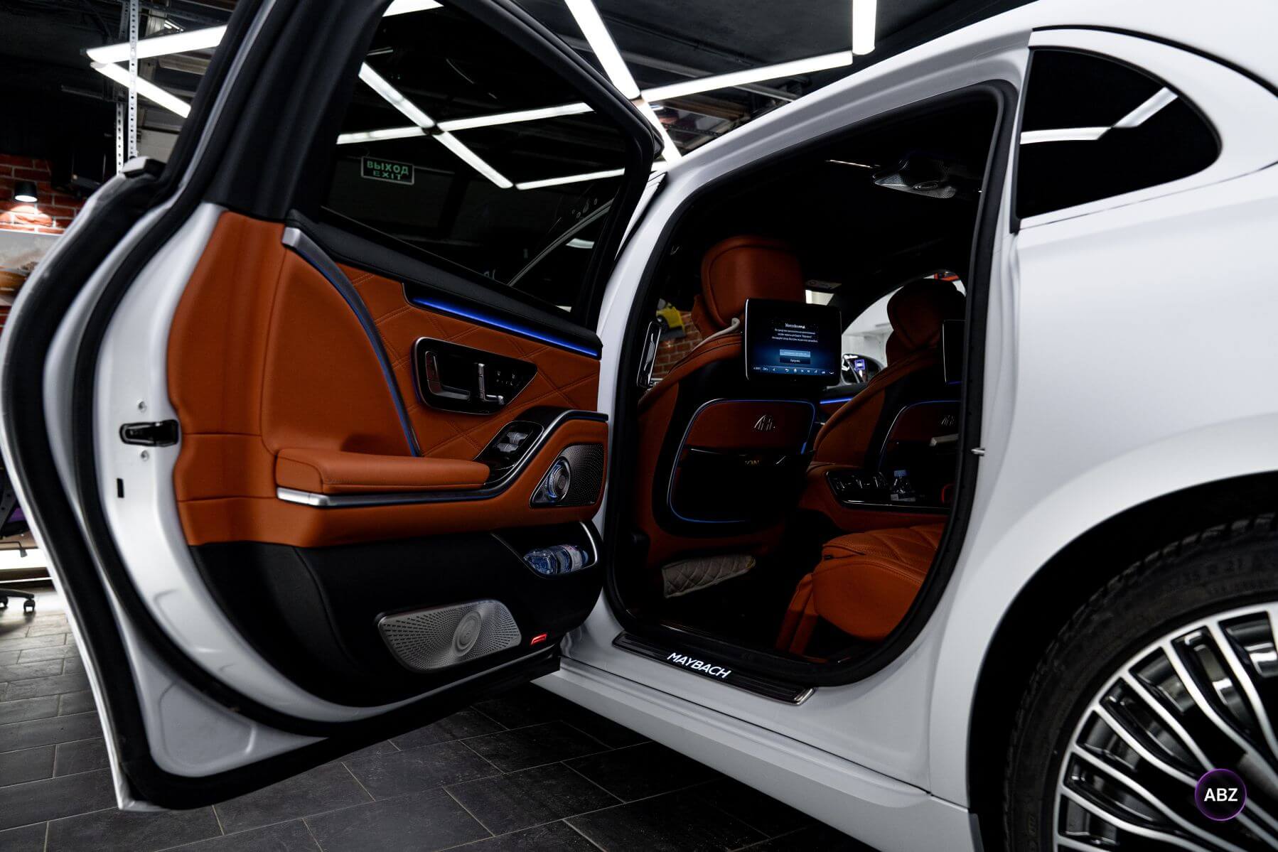 Фото Цветной полиуретан и никакой покраски: свежий образ для Mercedes-Maybach