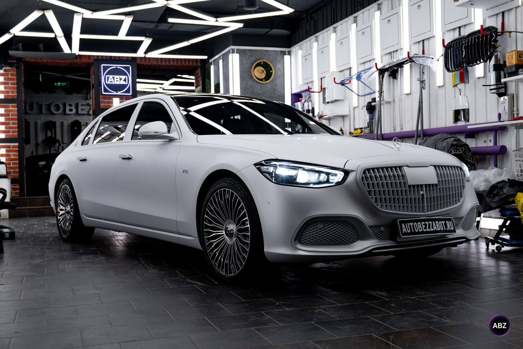 Фото Цветной полиуретан и никакой покраски: свежий образ для Mercedes-Maybach