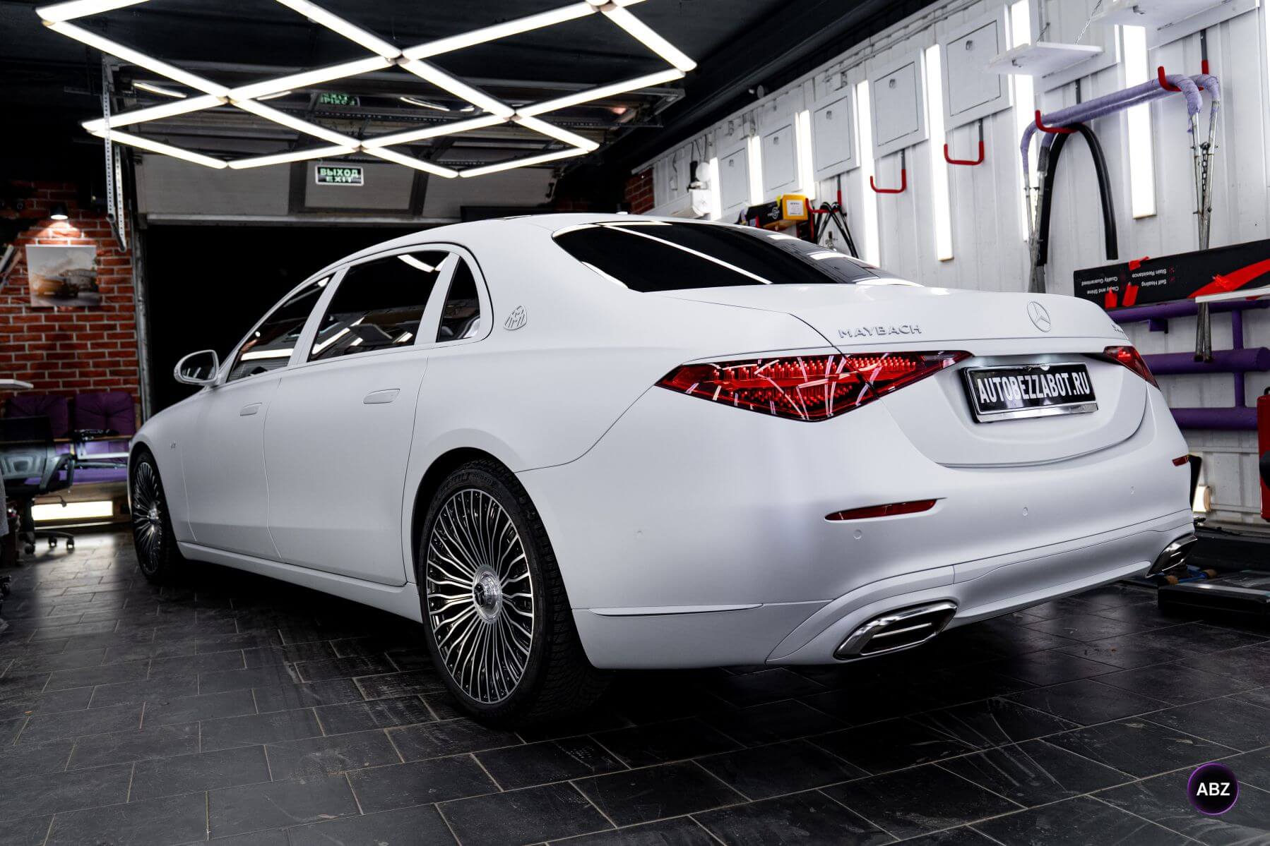 Фото Цветной полиуретан и никакой покраски: свежий образ для Mercedes-Maybach
