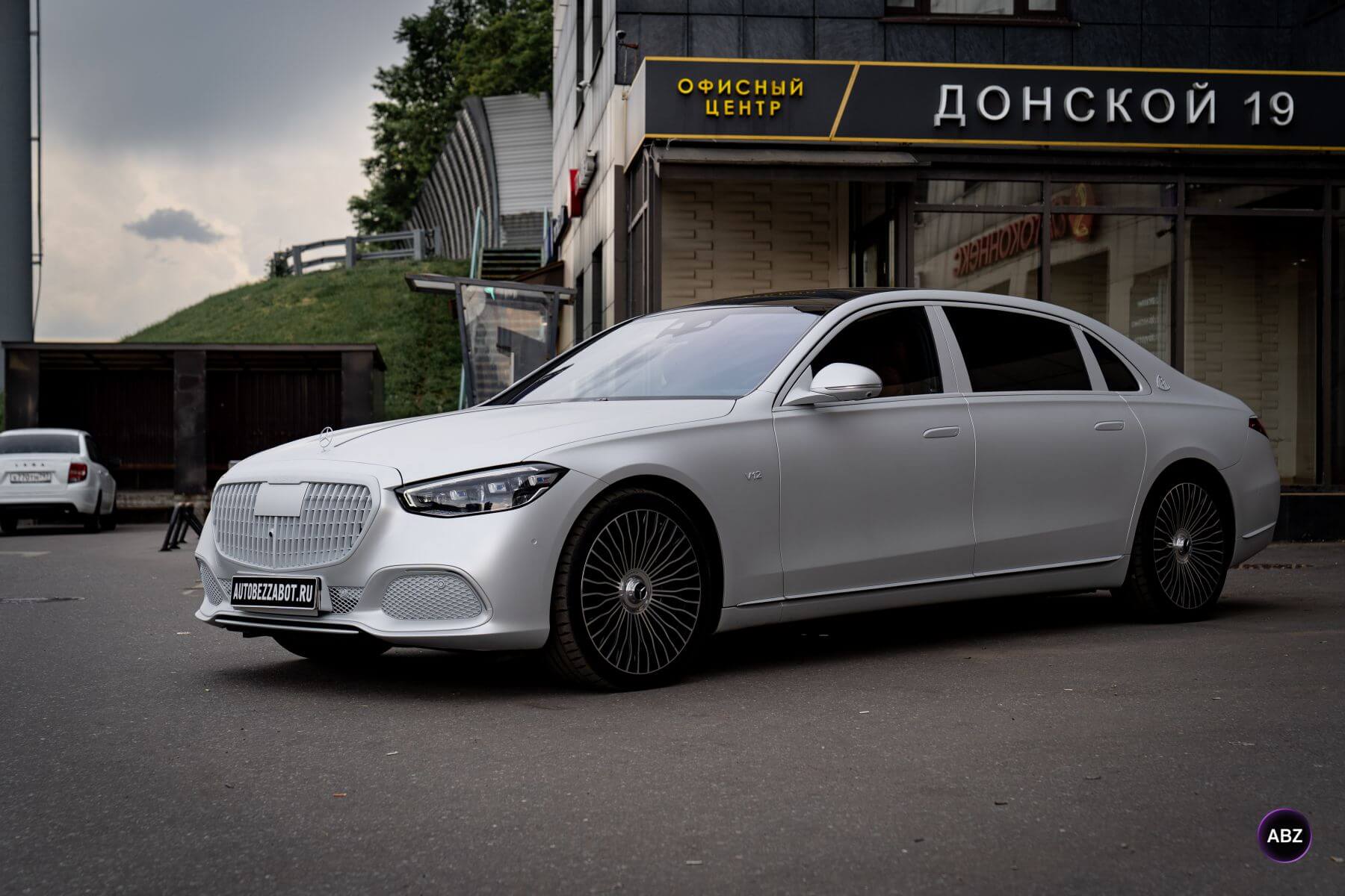Фото Цветной полиуретан и никакой покраски: свежий образ для Mercedes-Maybach