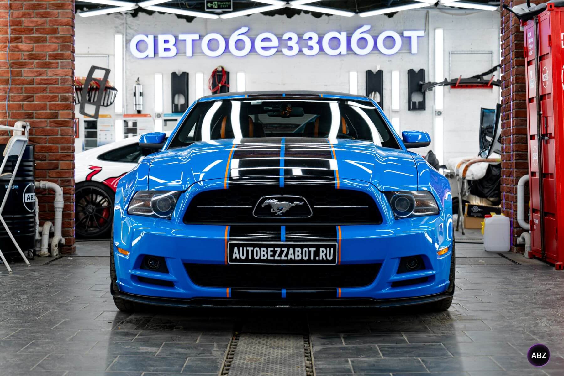 Фото Ford Mustang S197 до и после: из Grabber Blue в Фуксию