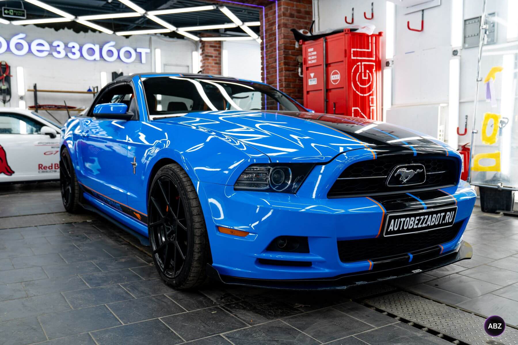 Фото Ford Mustang S197 до и после: из Grabber Blue в Фуксию